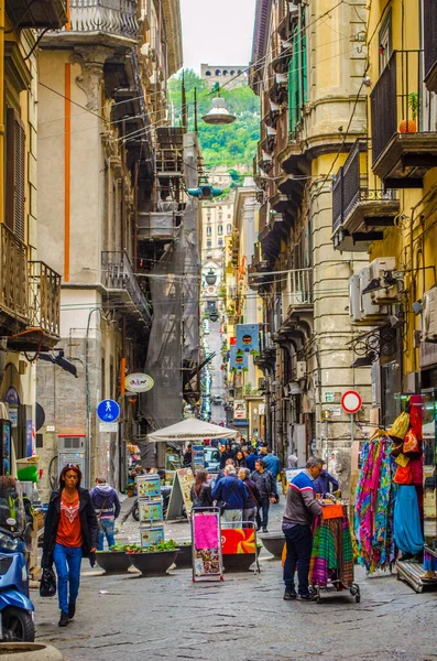 Naples Italië Mei 2014 Mensen Passeren Door Smalle Straatjes Van — Stockfoto