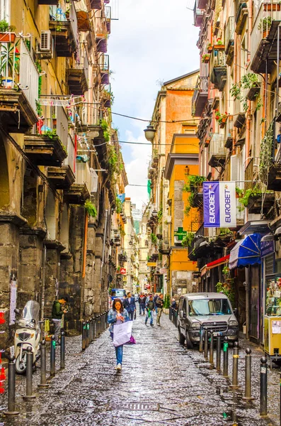 Naples Italy May 2014 People Passing Narrow Streets Historical Old — Stockfoto