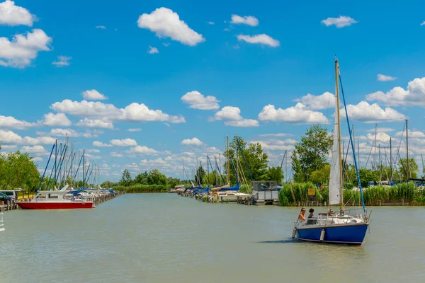 ILMITZ, AUSTRIA, 17 HAZİRAN 2016: Hayal kırıklığına uğramış marina manzarası