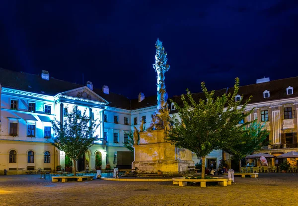 Sopron Hungría Junio 2016 Vista Nocturna Del Ter Iluminado Plaza — Foto de Stock