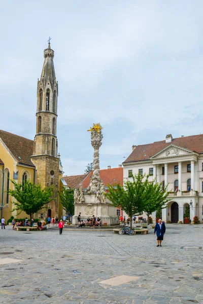 SOPRON, HUNGARY, 18 HAZİRAN 2016: Fo ter - Macar şehrinin Sopron ana meydanı Kutsal Üçlü Sütun ve Keçi Kilisesi dahil