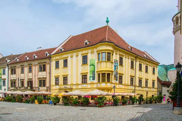 SOPRON, HUNGARY, 18 Haziran 2016: Fo ter 'in manzarası - Macar şehri Sopron' un ana meydanı