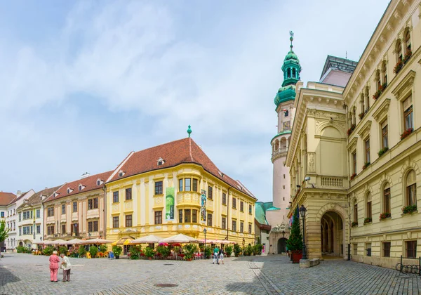 SOPRON, HUNGARY, 18 Haziran 2016: Macaristan 'ın Sopron kentindeki yangın kulesi ve belediye binasının manzarası