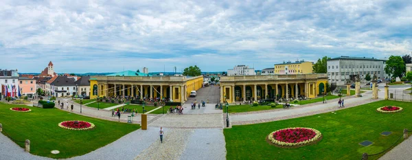 EISENSTADT, AUSTRIA, 18 Haziran 2016: Burgenland bölgesinin başkenti Avusturya 'nın Eisenstadt kentindeki ünlü Esterhazy sarayının önündeki yeşil meydanın manzarası.