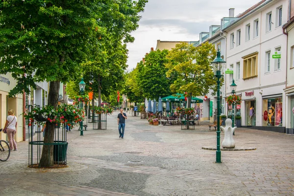 EISENSTADT, AUSTRIA, 18 Haziran 2016: Avusturya 'nın Eisenstadt kentinin ana caddesi olan Hauptstrasse' nin Haziran ayında yaz haftasonu manzarası. Sokak ünlü Esterhazy Sarayı 'na çıkar.