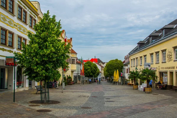 EISENSTADT, AUSTRIA, 18 Haziran 2016: Avusturya 'nın Eisenstadt kentinin ana caddesi olan Hauptstrasse' nin Haziran ayında yaz haftasonu manzarası. Sokak ünlü Esterhazy Sarayı 'na çıkar.