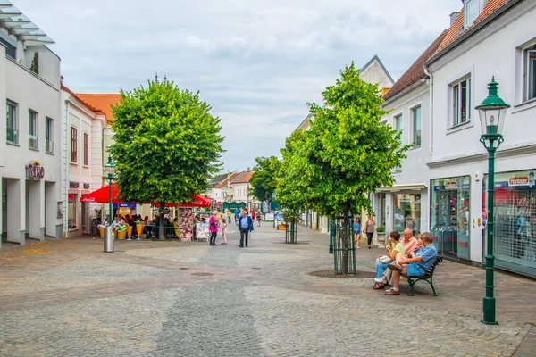 EISENSTADT, AUSTRIA, 18 Haziran 2016: Avusturya 'nın Eisenstadt kentinin ana caddesi olan Hauptstrasse' nin Haziran ayında yaz haftasonu manzarası. Sokak ünlü Esterhazy Sarayı 'na çıkar.