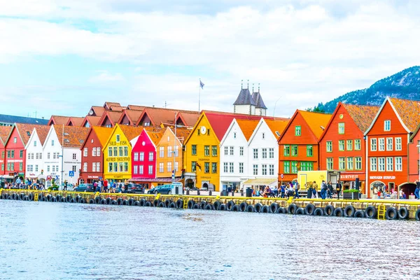 BERGEN, NORway, 22 AĞUSTOS 2016: Norveç 'in Bergen kentindeki tarihi bir ahşap bölge Bryggen manzarası.