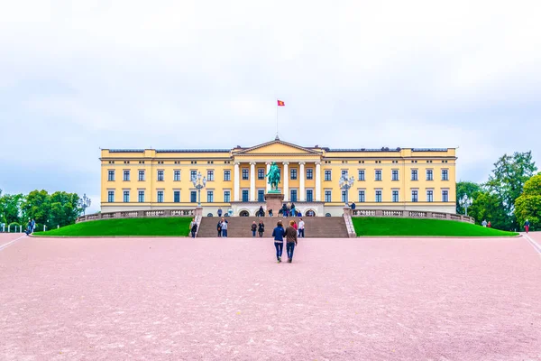 Oslo Norway Αυγουστου 2016 Άνθρωποι Περπατούν Μπροστά Από Βασιλικό Παλάτι — Φωτογραφία Αρχείου