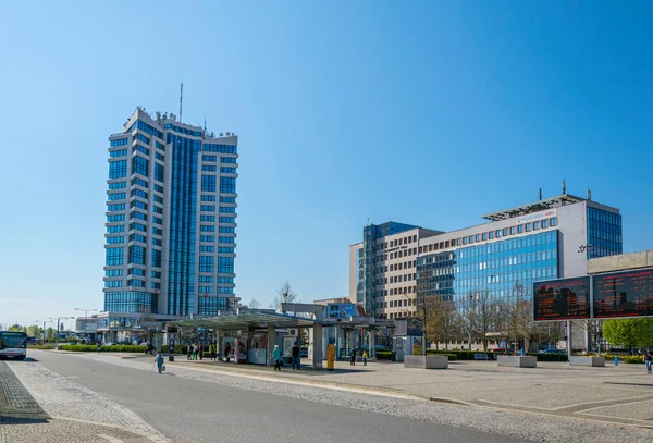 OLOMOUC, CZECH REPUBLIC, 16 Nisan 2016: Czech kenti Olomouc 'taki ana tren ve otobüs durağının önündeki meydan.