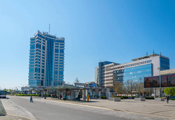OLOMOUC, CZECH REPUBLIC, 16 Nisan 2016: Czech kenti Olomouc 'taki ana tren ve otobüs durağının önündeki meydan.