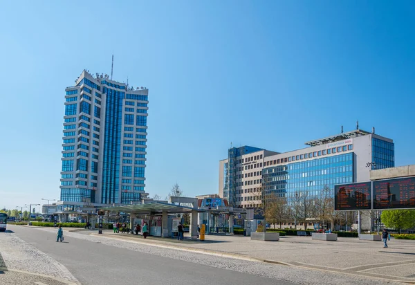 OLOMOUC, CZECH REPUBLIC, 16 Nisan 2016: Czech kenti Olomouc 'taki ana tren ve otobüs durağının önündeki meydan.