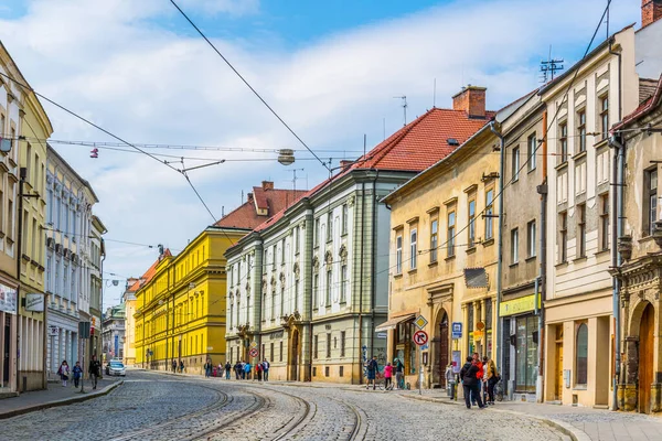 OLOMOUC, CZECH REPUBLIC, 16 Nisan 2016: Çek Cumhuriyeti 'nin Olomouc kentinin merkezinde bir caddenin görüntüsü.
