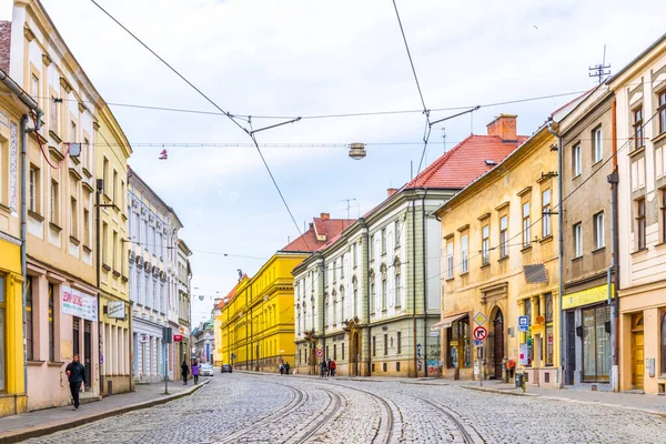 OLOMOUC, CZECH REPUBLIC, 16 Nisan 2016: Çek Cumhuriyeti 'nin Olomouc kentinin merkezinde bir caddenin görüntüsü.