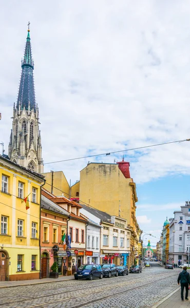 OLOMOUC, CZECH REPUBLIC, 16 Nisan 2016: Çek Cumhuriyeti 'nin Olomouc kentinin merkezinde bir caddenin görüntüsü.