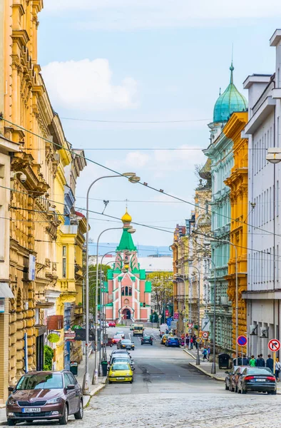 OLOMOUC, CZECH REPUBLIC, 16 Nisan 2016: Sonunda Aziz Gozard Kilisesi ile Çekler şehrinin merkezinde bir caddenin görüntüsü.