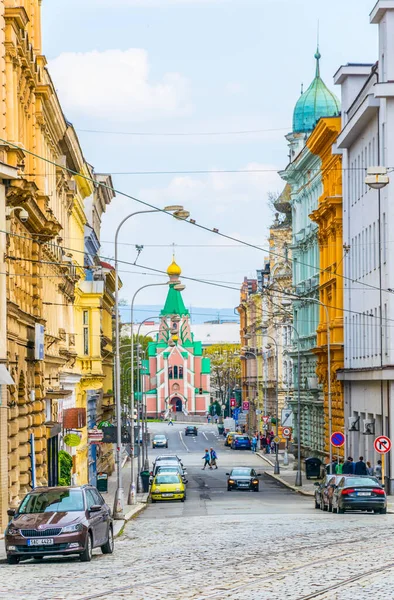 OLOMOUC, CZECH REPUBLIC, 16 Nisan 2016: Sonunda Aziz Gozard Kilisesi ile Çekler şehrinin merkezinde bir caddenin görüntüsü.