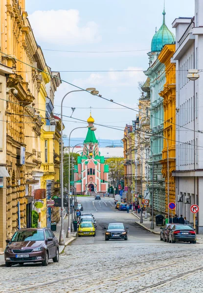 OLOMOUC, CZECH REPUBLIC, 16 Nisan 2016: Sonunda Aziz Gozard Kilisesi ile Çekler şehrinin merkezinde bir caddenin görüntüsü.