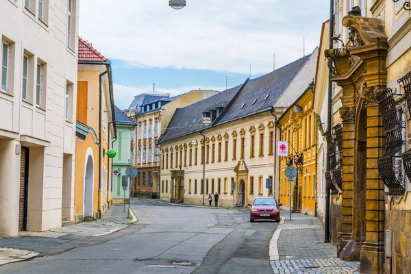 OLOMOUC, CZECH REPUBLIC, 16 Nisan 2016: Çek Cumhuriyeti 'nin Olomouc kentindeki eski bir caddenin görüntüsü.