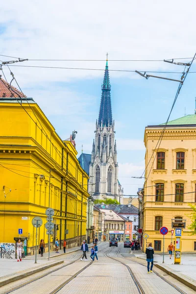 OLOMOUC, CZECH REPUBLIC, 16 Nisan 2016: Çeçenistan 'ın merkezindeki Olomouc Katedrali' nin sonunda Aziz Wencelas Katedrali 'nin görüntüsü.