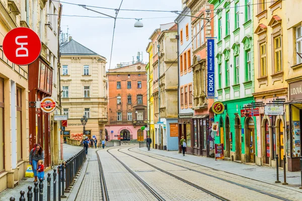 OLOMOUC, CZECH REPUBLIC, 16 Nisan 2016: Çek Cumhuriyeti 'nin Olomouc kentinin merkezinde bir caddenin görüntüsü.