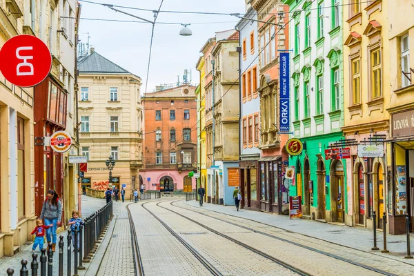 OLOMOUC, CZECH REPUBLIC, 16 Nisan 2016: Çek Cumhuriyeti 'nin Olomouc kentinin merkezinde bir caddenin görüntüsü.