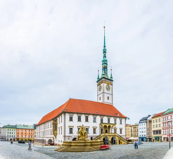 OLOMOUC, CZECH Cumhuriyet, 16 Nisan 2016: Czech kentinin belediye binasının manzarası.