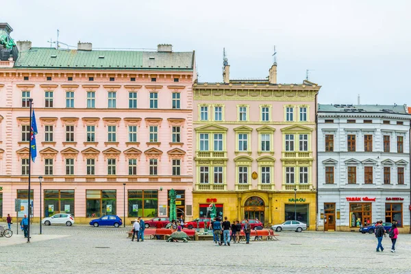 OLOMOUC, CZECH REPUBLIC, APRIL 16, 2016: Czech kentindeki üst meydanın görünümü, dünya mirası listesinde yer alan kutsal üçleme sütununun baskın olduğu yer..