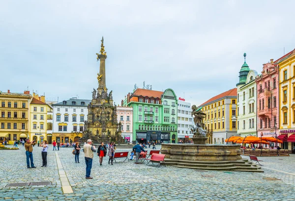 OLOMOUC, CZECH REPUBLIC, APRIL 16, 2016: Czech kentindeki üst meydanın görünümü, dünya mirası listesinde yer alan kutsal üçleme sütununun baskın olduğu yer..