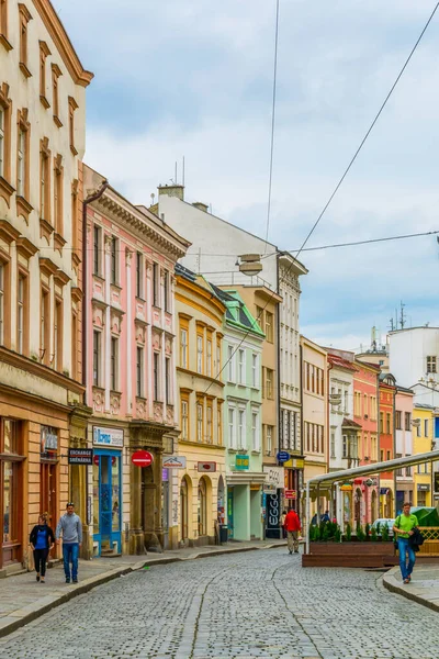 OLOMOUC, CZECH REPUBLIC, 16 Nisan 2016: Çek Cumhuriyeti 'nin Olomouc kentinin merkezinde bir caddenin görüntüsü.