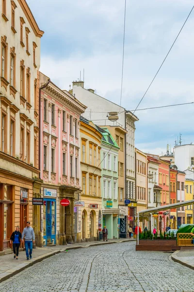 OLOMOUC, CZECH REPUBLIC, 16 Nisan 2016: Çek Cumhuriyeti 'nin Olomouc kentinin merkezinde bir caddenin görüntüsü.
