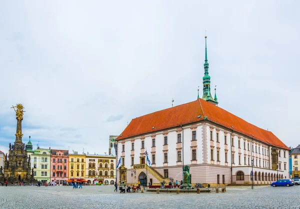 Olomouc チェコ共和国 エイプリル16 2016 有名な三位一体柱を持つチェコの都市オロモウツの市庁舎の眺め — ストック写真