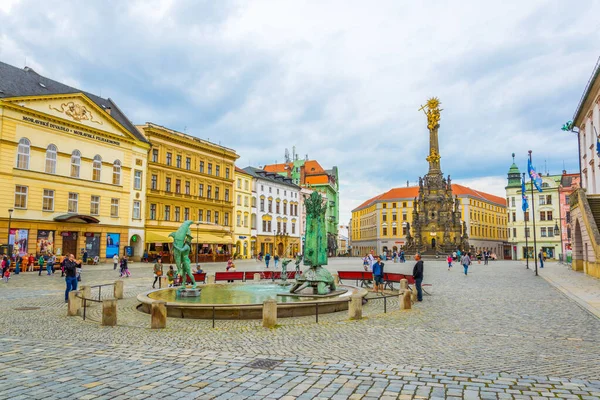 Olomouc チェコ共和国 エイプリル16 2016 チェコ市内の広場の眺め世界遺産リストに登録された聖なる三位一体柱に支配されているオロモウツ — ストック写真