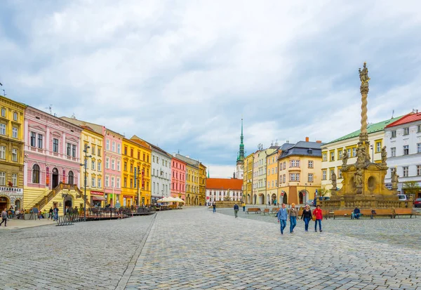 OLOMOUC, CZECH REPUBLIC, 16 NİSAN 2016: Czech şehir olomuzunun alt karesinin görüntüsü.