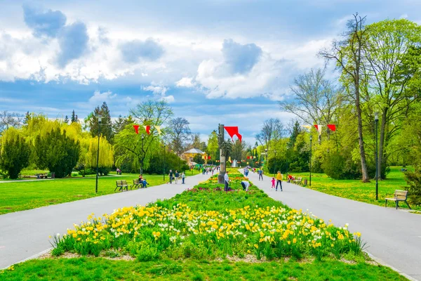 OLOMOUC, CZECH REPUBLIC, 16 Nisan 2016: Olomouc kentindeki smetana bahçesinin manzarası.