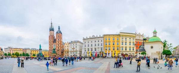 KRAKOW, POLAND, HAZİRAN 11 AĞUSTOS 2016: St. Mary Kilisesi ve Krakow / Krakow kentindeki Saint Adalbert Kilisesi 'nin bulunduğu Rynek parlayan ana meydanı panoraması.