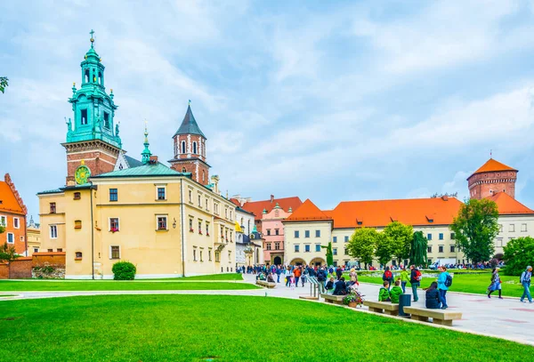 KRAKOW, POLAND, HAZİRAN 11 Ağustos 2016: İnsanlar Polonya 'nın Krakow / Cracow kentindeki Wawel şatosunda yürüyor.