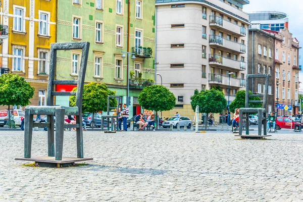 KRAKOW, POLAND, 11 AĞUSTOS 2016: Plac Bohater w Getta 'daki Krakow Getto Anıtı (Getto Kahramanları Meydanı) Podgorze, Polonya.