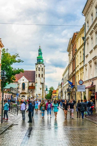 KRAKOW, POLAND, 11 AĞUSTOS 2016: İnsanlar Grodzka caddesinden Krakow / Cracow, Polonya 'daki Aziz Andrew kilisesine doğru yürüyor.