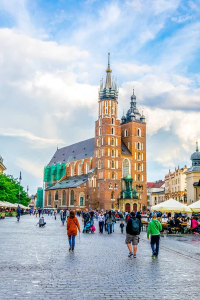 Krakow Poland August 2016 People Passing Front Church Saint Mary — стоковое фото