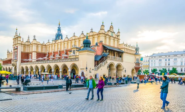 KRAKOW, POLAND, HAZİRAN 11 AĞUSTOS 2016: Krakow, Polonya 'daki Sukiennice Pazar Yeri' nin (Kumaş Salonu, Drapers 'Hall) önünde insanlar geziniyor