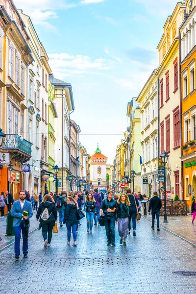 KRAKOW, POLAND, 11 AĞUSTOS 2016: İnsanlar Florianska caddesinden Krakow / Cracow, Polonya 'daki Aziz Mary Kilisesi' ne doğru yürüyorlar.