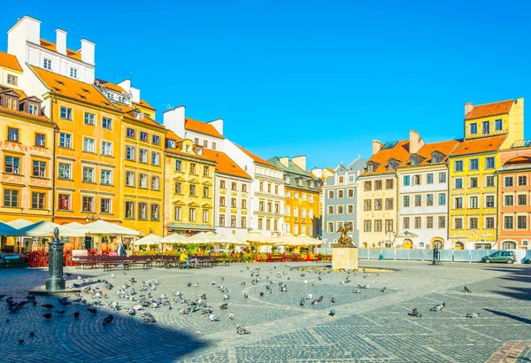 VARŞA, POLAND, AĞUSTOS 12 Ağustos 2016: Varşova 'daki eski kasaba meydanının yaz sabahı görüntüsü, Polonya.