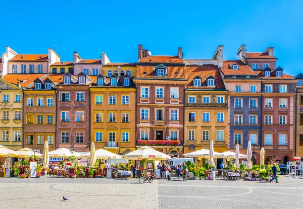 VARŞA, POLAND, AĞUSTOS 12 Ağustos 2016: Varşova 'daki eski kasaba meydanının yaz sabahı görüntüsü, Polonya.