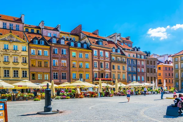 VARŞA, POLAND, AĞUSTOS 12 Ağustos 2016: Varşova 'daki eski kasaba meydanının yaz sabahı görüntüsü, Polonya.
