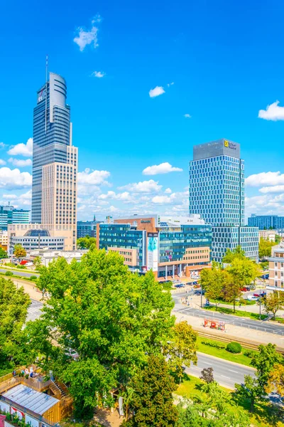 WARsaw, POLAND, AĞUSTOS 12, 2016: Polonya 'nın başkenti Varşova' daki bir iş merkezinin havadan görünüşü.