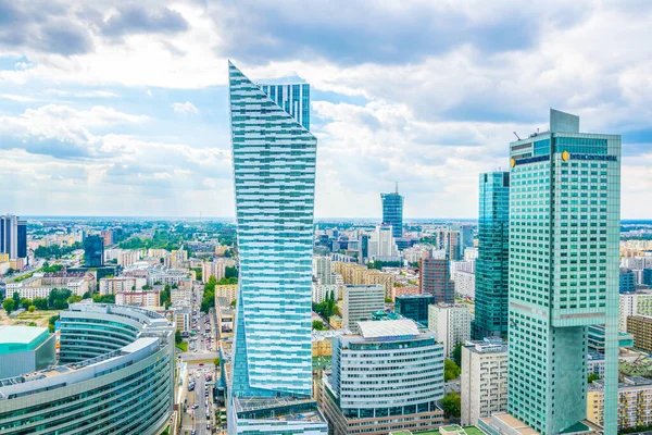 WARsaw, POLAND, AĞUSTOS 12, 2016: Polonya 'nın başkenti Varşova' daki bir iş merkezinin havadan görünüşü.