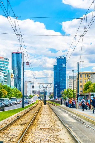 WARsaw, POLAND, AĞUSTOS 12, 2016: Polonya başkenti Varşova 'ya giden Prosta caddesinde trafik.