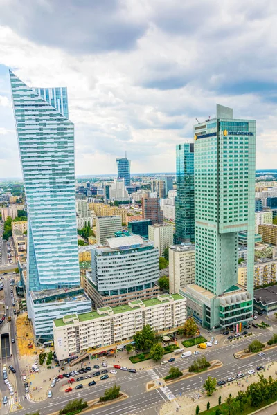WARsaw, POLAND, AĞUSTOS 12, 2016: Polonya 'nın başkenti Varşova' daki bir iş merkezinin havadan görünüşü.
