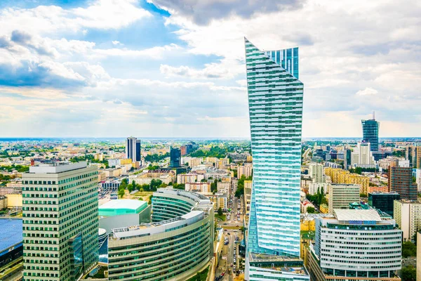 WARsaw, POLAND, AĞUSTOS 12, 2016: Polonya 'nın başkenti Varşova' daki bir iş merkezinin havadan görünüşü.